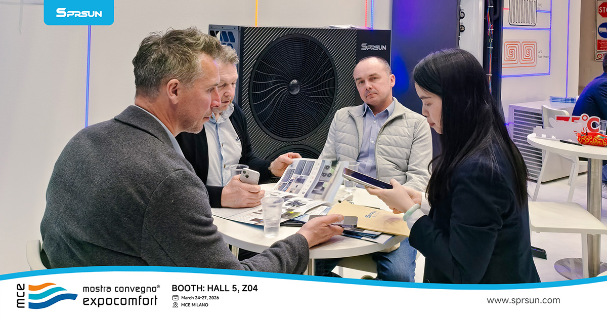 SPRSUN Technisch personeel introduceert producten aan bezoekers