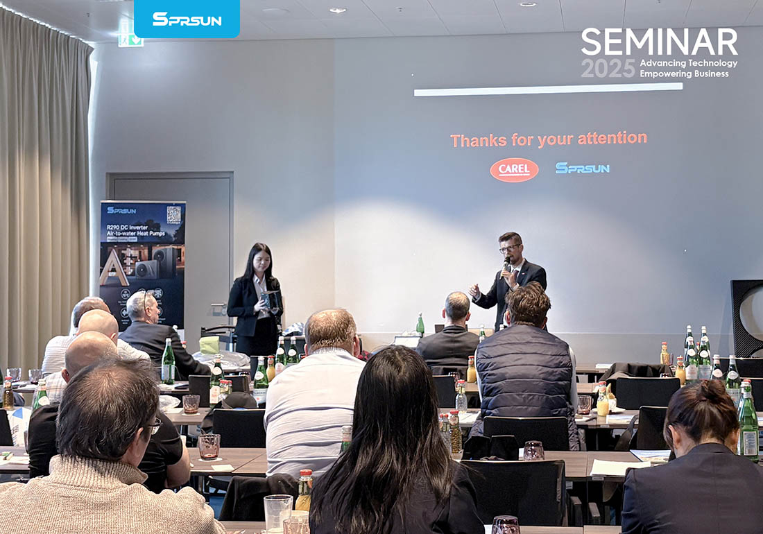 Europese klanten maken een verklaring af in seminar