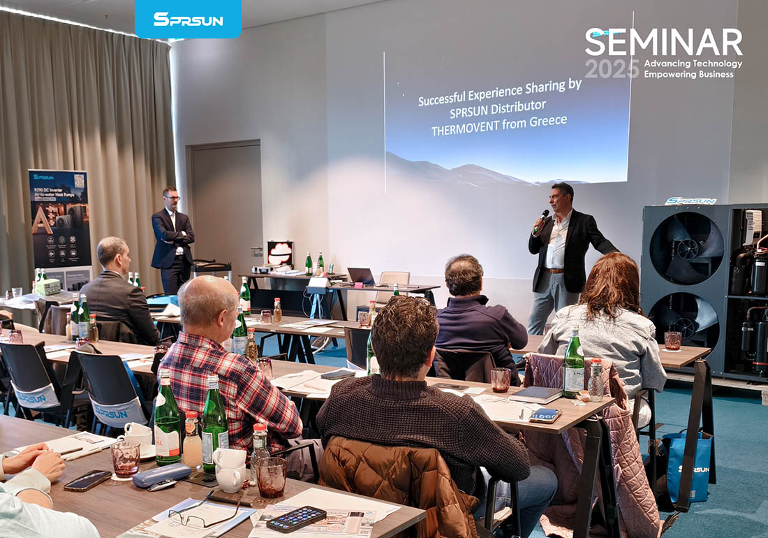 Europese klanten maken een verklaring af in seminar-2