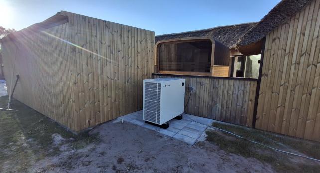 SPRSUN Zwembadwarmtepomp uit de Ocean-serie ge&iuml;nstalleerd naast Europees zwembad in de achtertuin 