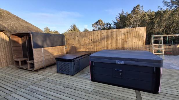 Europees zwembad in de achtertuin met behulp van de SPRSUN zwembadwarmtepomp
